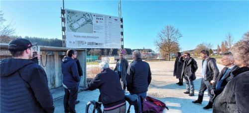 Bei strahlenden Sonnenschein trafen sich die Mitglieder vor der Bautafel des Projekts Schulzentrum Bad Endorf, das zukünftig die örtliche Grundschule mit Hort sowie die Mittelschule für den Schulverband Bad Endorf mit den Gemeinden Söchtenau, Halfing, Höslwang und Prutting beherbergen wird.Foto Wir bauen auf heimisches Holz