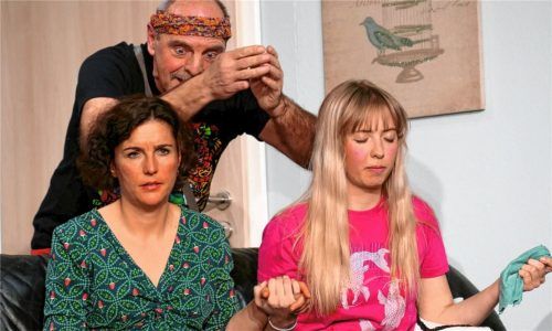 Beim Tiefenatmen: Samuel (Richard Martl) bringt bei Karin (Maria Reiter, links) und Conni (Evi Mayr) seine Guru-Qualitäten zum Einsatz.Foto janka