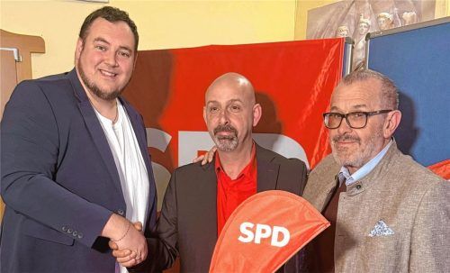 Beste Wünsche für den Bürgermeisterkandidaten Wolfgang Rakowitz (Mitte) gab es von SPD-Unterbezirksvorsitzendem Patrick Hüller (links) und stellvertretendem Landrat Richard Fischer. Foto krb