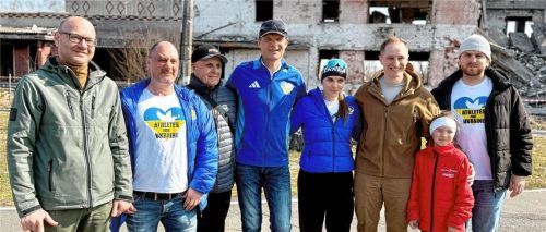 Besuche in Trümmern bei Menschen mit Hoffnung auf Frieden: Die Athletes for Ukraine reisten durch das vom russischen Angriffskrieg versehrte Land und trafen viele Freunde. Foto re
