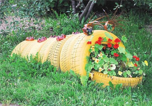 Blumenbeet in einer Skulptur aus Autoreifen: Der eigene Garten kann zum Raum für kreative Ideen werden. Foto potatushkina.gmail.com/Panthermedia