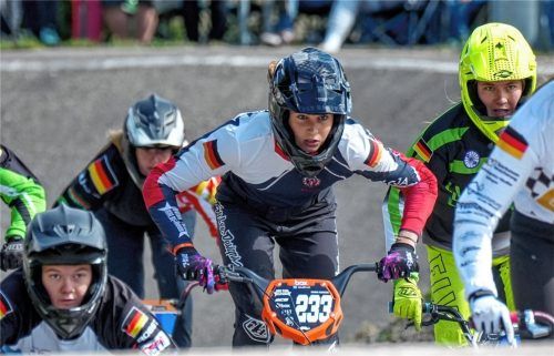 BMX-Talent Sienna Schrader (Mitte) beim Bundesligalauf. Fotos SV-DJK Kolbermoor