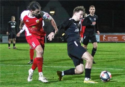 Bruckmühls Patrick Kunze (rechts) ist in dieser Szene vor Burhan Bahadir an der Kugel.Foto Wolfgang Fehrmann