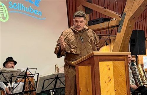Bruder „Beppi“ las nicht nur der Dorfprominenz die Leviten, sondern appellierte auch an den Zusammenhalt.

Foto Weinzierl
