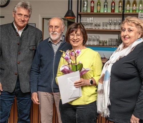 Bürgermeister Bernd Fessler, Awo-Ortsvorsitzender Emil Maier, Jubilarin Cornelia Lindl, stellvertretende Awo-Kreisvorsitzende Karin Freiheit (von links).Foto re