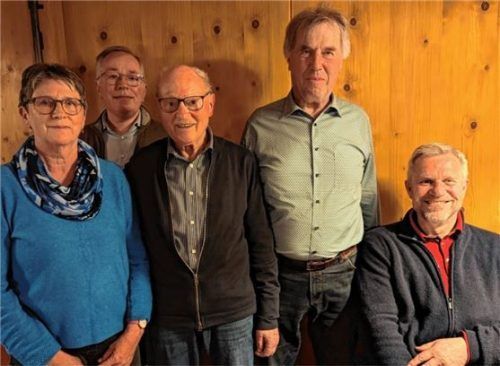 Bürgermeister Hajo Gruber (rechts) und die Führungsmannschaft mit (von links) Vorsitzender Silvia Funk, Schriftführer Elmo Holler, Kassier Hans Angerer und stellvertretendem Vorsitzenden Peter Döring.Foto Hoffmann
