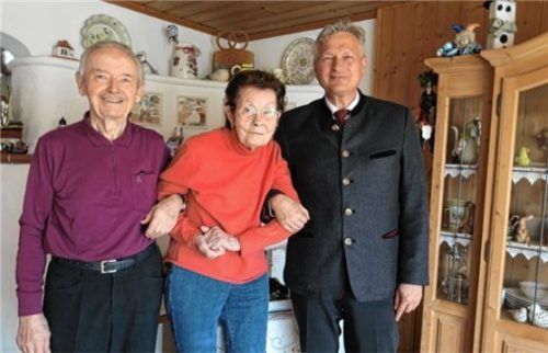 Bürgermeister Richard Richter (von rechts) gratulierte Margarethe und Richard Vielberth zur diamantenen Hochzeit. Foto baumann
