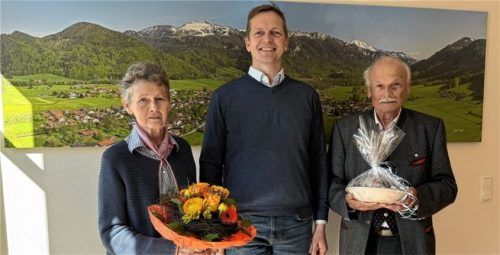 Bürgermeister Simon Frank (Mitte) dankte Heinrich Rehberg (rechts) und seiner Frau Hildegard Rehberg.Foto Gemeinde Aschau