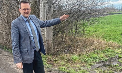 Bürgermeister Stephan Schlier zeigt auf die Fläche in der Eulenau, auf der die Firma Kathrein einst ein Logistikzentrum errichten wollte.Fotos Kotter
