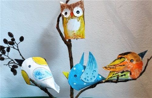 Bunte Vögel aus Klopapierrollen.Foto Kind und Werk
