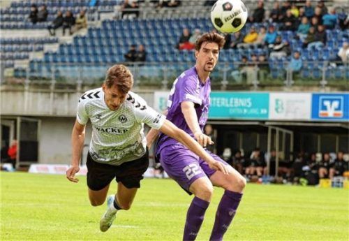 Burghausens Vojtech Bares (links) vor Augsburgs Benedikt Krug – beide mussten vorzeitig vom Feld.Foto mb.presse