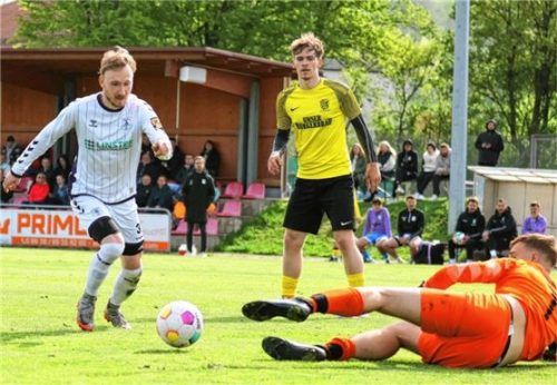 Christoph Scheitzeneder (links) brachte Aschau/Inn gegen Bad Reichenhall in Führung.Foto mb.presse – Butzhammer