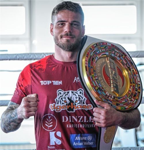 Da ist das Ding: Mario Kornhass hat sich seinen Weltmeister-Traum erfüllt. Foto Aleksic