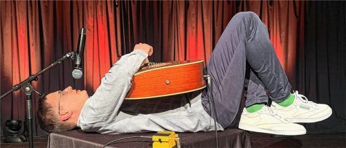 Da legst di nieder: Christoph Fritz, Kabarett-Jungstar aus Österreich, brillierte auch als Artist an der Gitarre. Foto Kreibich