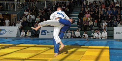 Daniel Messelberger (blau) mit einem Ausheber. Letztlich musste er sich in der Gewichtsklasse über 100 Kilogramm seinem Gegner geschlagen geben.Foto KG Aibling-Grafing