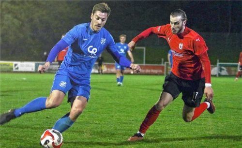 Daniel Yordanov (rechts) und der TSV Wasserburg hatten Matthias Ecker und den Sturm des Kirchheimer SC im Griff.Foto Wolfgang Fehrmann