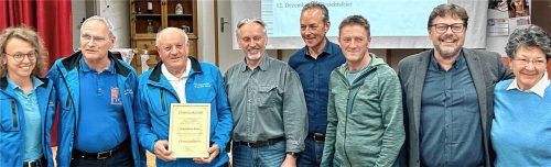 Dank und Gratulation: Taktische Leiterin Evi Landinger, stellvertretender Vorsitzender Christian Glaser, Ehrenvorsitzender Christian Glas, Vorsitzender Max Stadler, Breitbrunns Bürgermeister Anton Baumgartner, Gstadts stellvertretender Bürgermeister Josef Gartner, Eggstätts Bürgermeister Christoph Kraus und Schatzmeisterin Inge Murr.Foto Hötzelsperger