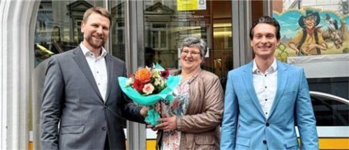 Dankeschön mit Blumen sagt (von links) Dominik Röber von der Kripo Rosenheim bei Ulrike Schneider und Jonas Frank von der Commerzbank Rosenheim.

Foto Polizeipräsidium Oberbayern Süd