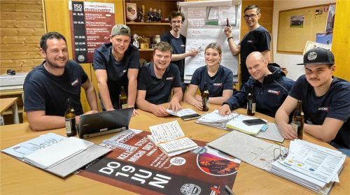 Das achtköpfige Organisations-Team mit (vorne von links) Josef Huber, Benedikt Karthäuser, Fabian Fried sowie Anna-Lena Nitzsche, Tim Kaluza und Leonhard Nitzsche als auch (stehend von links) Georg Weber und Markus Wachter fiebert mit vollem Elan dem Startschuss des Jubiläums entgegen. Foto Neuwirth