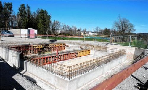 Das Bild zeigt das künftige Gebäude in Schwaig bei Feldolling, in dem die gesamte Steuerung des Hochwasserrückhaltebeckens (HWRB) installiert wird. Foto  Merk