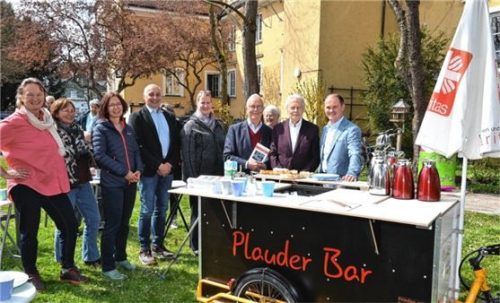 Das „Café im Freien“ wird es weiterhin geben: (von links) Brigitte Plank und Lucia Haas von der Caritas, Klaus Grandl, Claudia Viebach, Finanzdezernentin, Anton Heindl, Ex-Vize-Bürgermeister, Dr. Dr. Helmut Schmidt, und Wolfgang Ehrenlechner.Foto Schlecker