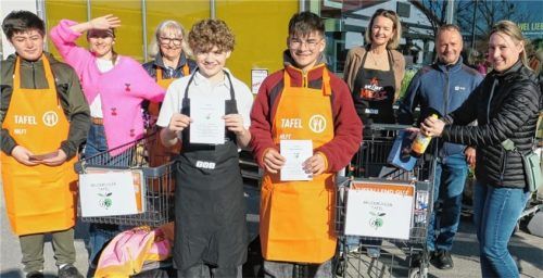 Das Helferteam: (von links) Mounamen Al Khobbi (Schüler), Simone Susser (TVI), Tafel-Chefin Claudia Vill, Maximilian Rötzer und Andreas Impler (Schüler), Tanja Caputo und Erich Binder (TVI) und „Eins mehr“-Spenderin Julia Sturm aus Vagen vor dem Edeka-Markt in Sonnenwiechs. Foto baumann