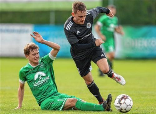 Das Hinspiel in Siegsdorf entschieden Raubling und Lorenz Jilg (rechts) für sich, nun braucht der TuS dringend wieder drei Punkte.Foto Weitz