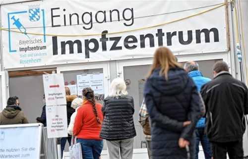 Das Impfzentrum an der Rosenheimer Loretowiese: Die Corona-Pandemie stellte das Gesundheitsamt Rosenheim vor einen schwierigen Lernprozess – der bis heute weitergeht. Foto dpa