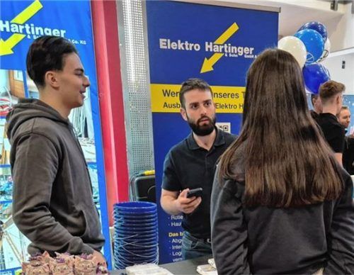 Das Messe-Team von Elektro Hartinger freute sich über den guten Zulauf bei der Messe: Tobias Diatka (Mitte) erzählte den interessierten Schülern und Schülerinnen von seiner Ausbildung bei dem Kolbermoorer Fachbetrieb für Elektroinstallation.