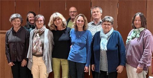 Das neu formierte Vorstandsteam: (von links) Schriftführerin Marianne Huber, Christina Geerling, Theresia Luckenhuber, Barbara Huber, Zweiter Vorsitzender Elmar Gievers, Monika Pfeiffer-Ganserer, Vorsitzender Andreas Siemens, Schatzmeisterin Christa Dytkiewitz und Pia Gambel.Foto re