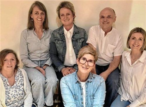 Das neue Vorstandsteam: (von links) Beisitzerin Claudia Weiher, Zweite Vorsitzende Maria Grizelj, Beisitzerin Karin Kreidl, Kassier Wolfgang Woyke und SchriftführerinClaudia Prugger sowie (Mitte vorne) Vorsitzende Cornelia Mayer. Foto re