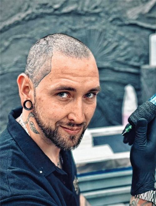 Das Tätowieren ist für Martin Kolacek die schönste Arbeit. Sein Studio in Feldkirchen-Westerham ist sein Ruhepol. Foto Privat