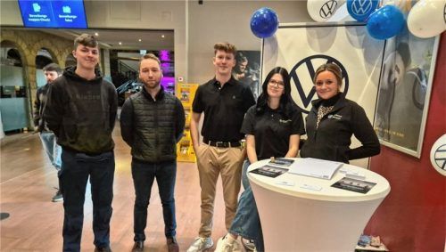 Das Team am Stand des Volkswagen Zentrums L. Wallner GmbH vermittelt Einblicke in die Firma. Foto görlitz
