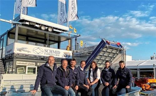 Das Team von Schmid Fahrzeugbau aus Haag auf der Bauma: Die Weltmesse ist für den Mittelständler eine bedeutende Kontaktbörse. Foto Schmid Fahrzeugbau
