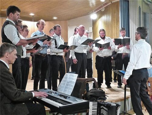 Das „U50-Männer-Chor-Projekt“ gab mit „You Raise Me Up“ sein Debüt unter der Leitung von Erik Mack. Mathias Dachauer begleitete am Klavier.Fotos  re