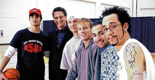 Das undatierte Archivbild, wohl aus dem Jahr 2002, zeigt den Kopf der New Yorker Internet-Firma „mcy.com“, Bernhard Eugen Fritsch (Zweiter von links), mit der Pop-Gruppe „Backstreet Boys“. Foto MCY.com/dpa