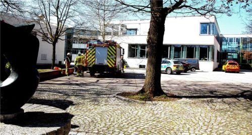 Defekte Akkus lösten wohl den Feueralarm an der Wirtschaftsschule Alpenland und damit einen Großeinsatz der Helfer aus, die Schlimmeres befürchteten. Foto Reisner