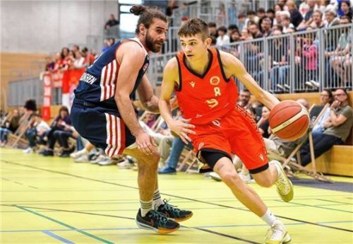 Den Chiemgau Baskets (in Rot Gabriel Cesnik) gelang ein klarer Heimsieg gegen die Dritte des FC Bayern.Foto Hans Weitz