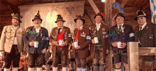 Den Ehrenkrug des Landeshauptmanns erhielten (ab Zweitem von links) Josef Schlickenrieder, Günther Hochhäuser,Josef Entfellner, Florian Baier und Franz Simon. Der stellvertretende Landeshauptmann Hans Rucke (links) und Landeshauptmann Martin Haberfellner (rechts) gratulierten.Foto Hecht