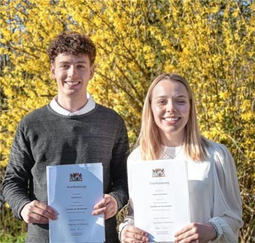 Den Staatspreis für herausragende Leistungen an der Berufsschule erhielten Anna-Lena Moser und David Niesert, Auszubildende bei Salus GmbH & Co. KG. Foto