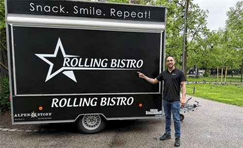 Der Kolbermoorer Gastronom Dennis Gärtner ist ab sofort mit seinem Food-Trailer im Rosenheimer Salingarten zu finden, direkt neben dem Rosen-Pavillon. Foto Privat