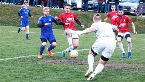 Der 1:1-Ausgleich für den TuS Engelsberg durch Thomas Ober im Spiel gegen Tacherting.Foto Christian Mühlhofer