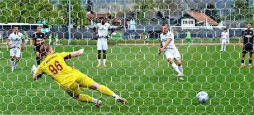 Der dritte Streich: Maximilian Heringer verwandelt den Elfmeter zum 3:0.Foto Oliver Rabuser