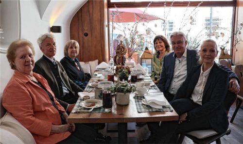 Der ehemalige Stadtbaumeister Andreas Krämer (Zweiter von rechts) verabschiedete sich von den langjährigen Weggefährten (von links) Monika Reindl, Felix Schwaller, Sabine Kohn, Uschi Eder und Kirsten Hieble-Fritz. Foto Bettinger