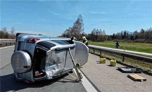 Der Fahrer eines weißen Sportwagens sorgte auf der A8 aufgrund seiner rücksichtslosen Fahrweise für einen schweren Unfall: Ein beteiligtes Fahrzeug überschlug sich nach Berührung. Foto Feuerwehr Bernau