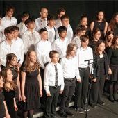 Eine Schule feiert die Gemeinschaft