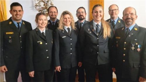 Der Kreisjugendfeuerwehr-Ausschuss: Kreisjugendfeuerwehrwart Marco Polster mit Sophia Knabl, Matthias Stuckenberger, Katharina Hintermeier, Michael Bayerl, Christina Frick, Kreisbrandmeister Joachim Buchmann und Wolfgang Cerweny. Fotos Kreisfeuerwehrverband Rosenheim