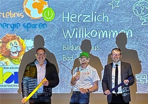 Der Leiter der Stadtwerke, Stefan Barber, mit Friedhelm Susok von FS Infotainment und Bürgermeister Stephan Schlier. Foto re