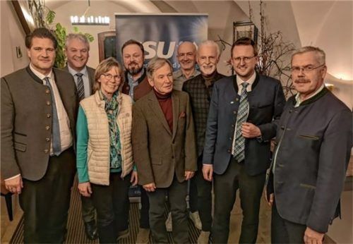 Der neu gewählte Vorstand der CSU Bad Aibling gemeinsam mit geehrten Mitgliedern. Foto re