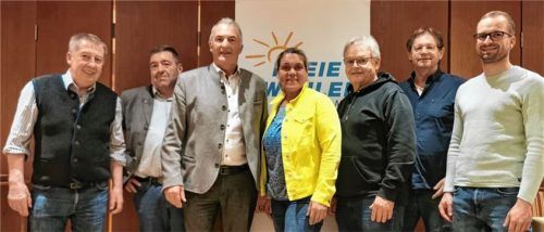 Der neu gewählte Vorstand der Freien Wähler Halfing: (von links) Schatzmeister Sepp Stettner, Landtagsabgeordneter Sepp Lausch, Vorsitzender Sepp Hofer, Bezirksrätin Barbara Stein, Zweiter Vorsitzender Sebastian Schauer, Schriftführer Franz Schlee und Beisitzer Tobias Hofer.Foto Freie Wähler